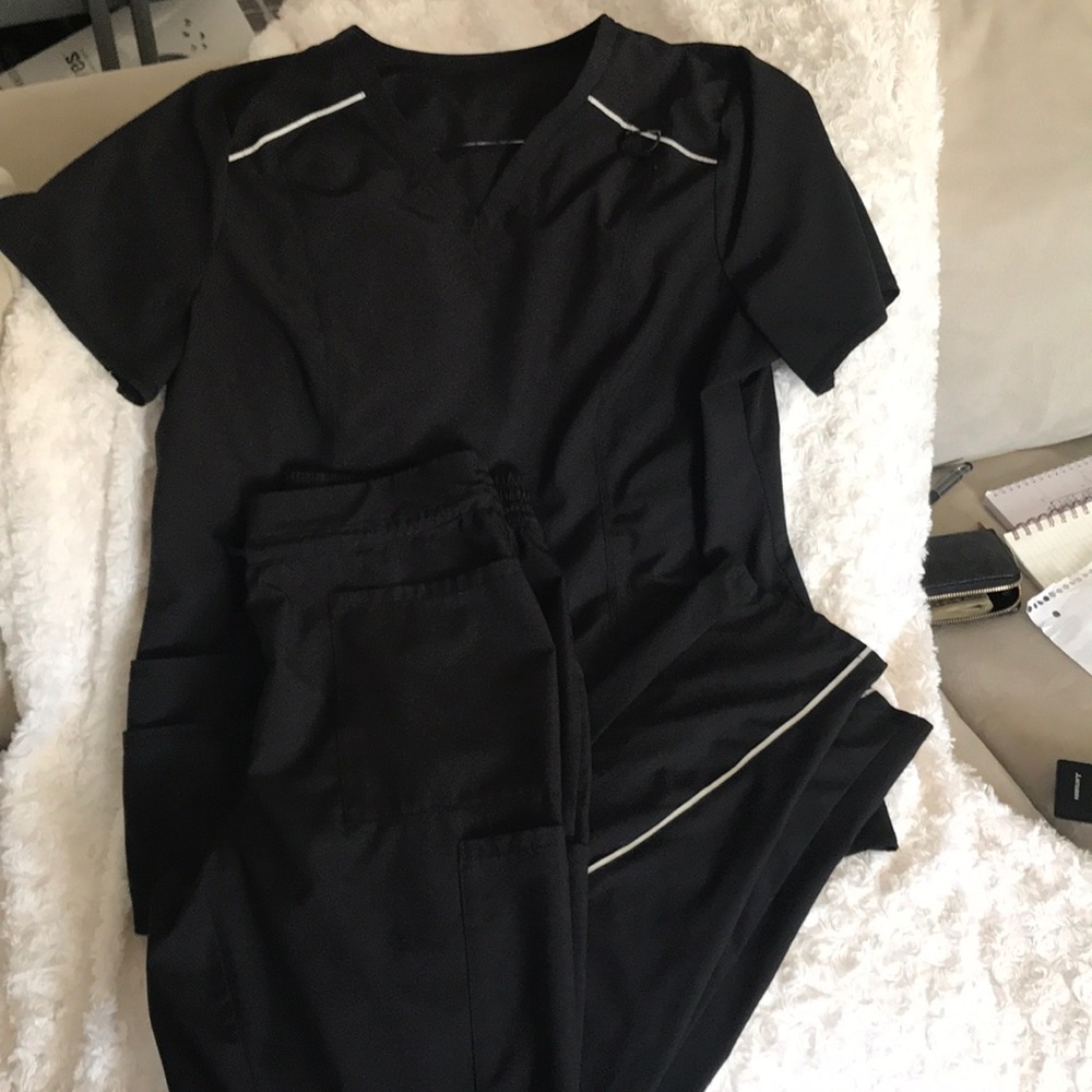 Jaannu black scrub set